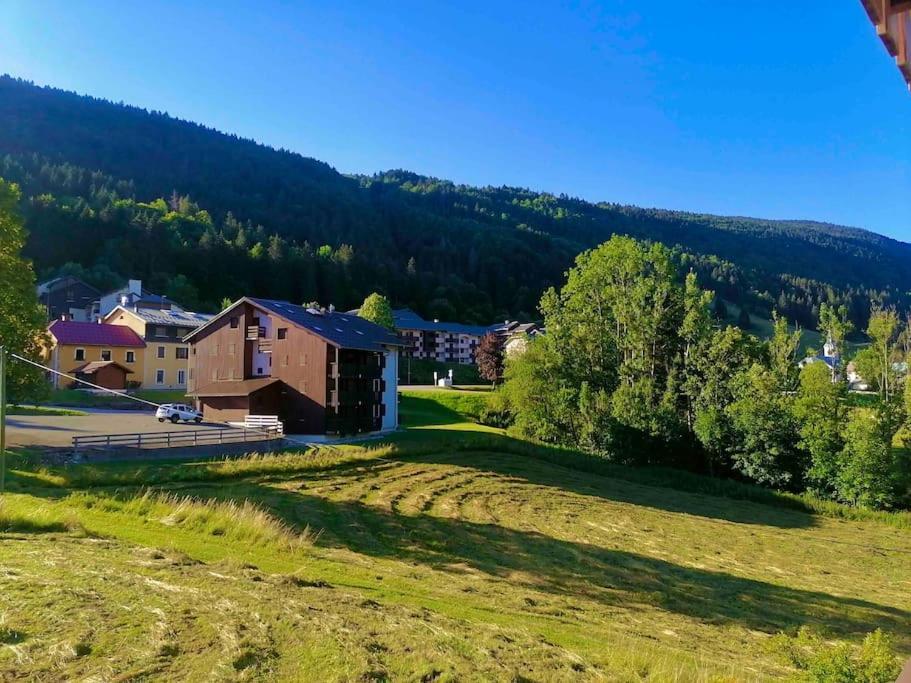 Charmant Appartement Au Pied Des Pistes De Lélex Exteriör bild